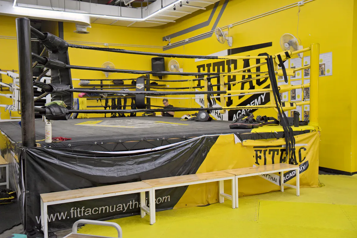 Le ring devant le mur FITFAC — FITFAC Ekkamai