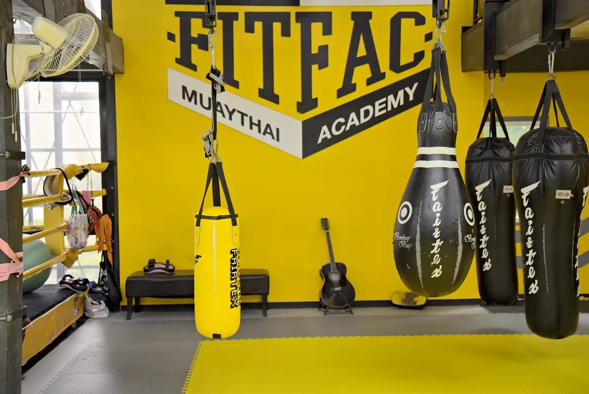 FITFAC 벽 옆의 샌드백 — FITFAC Ploenchit