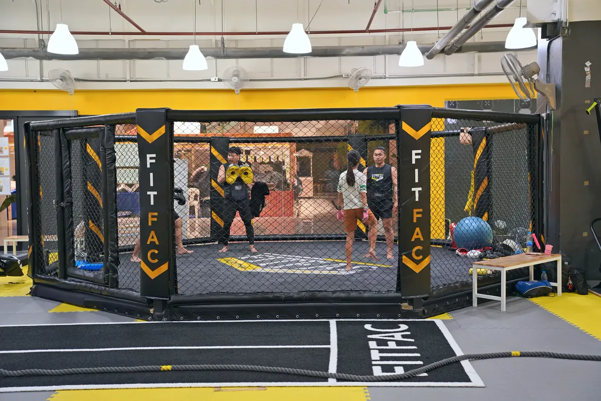 Kandang oktagon tempat latihan pad dan sparring — FITFAC Rama 9