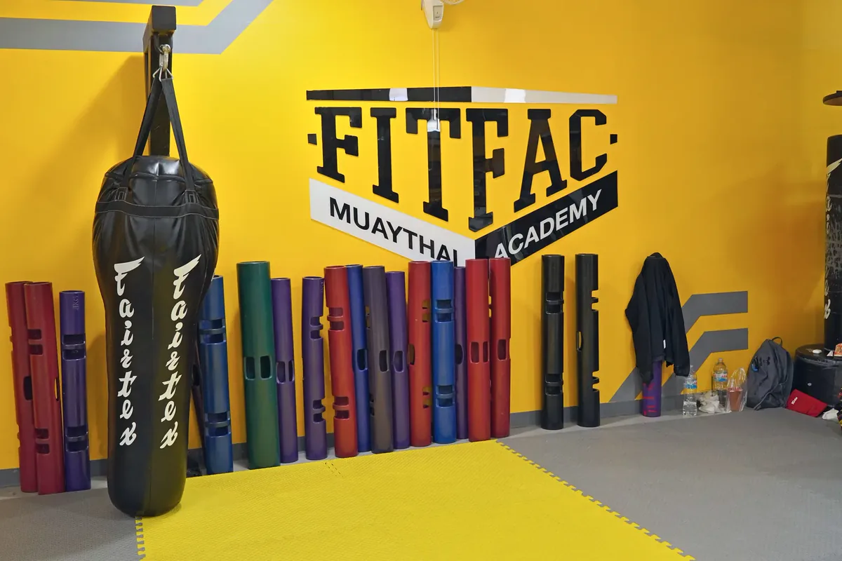 Samsak dan foam roller di bawah logo dinding FITFAC — FITFAC Rama 9