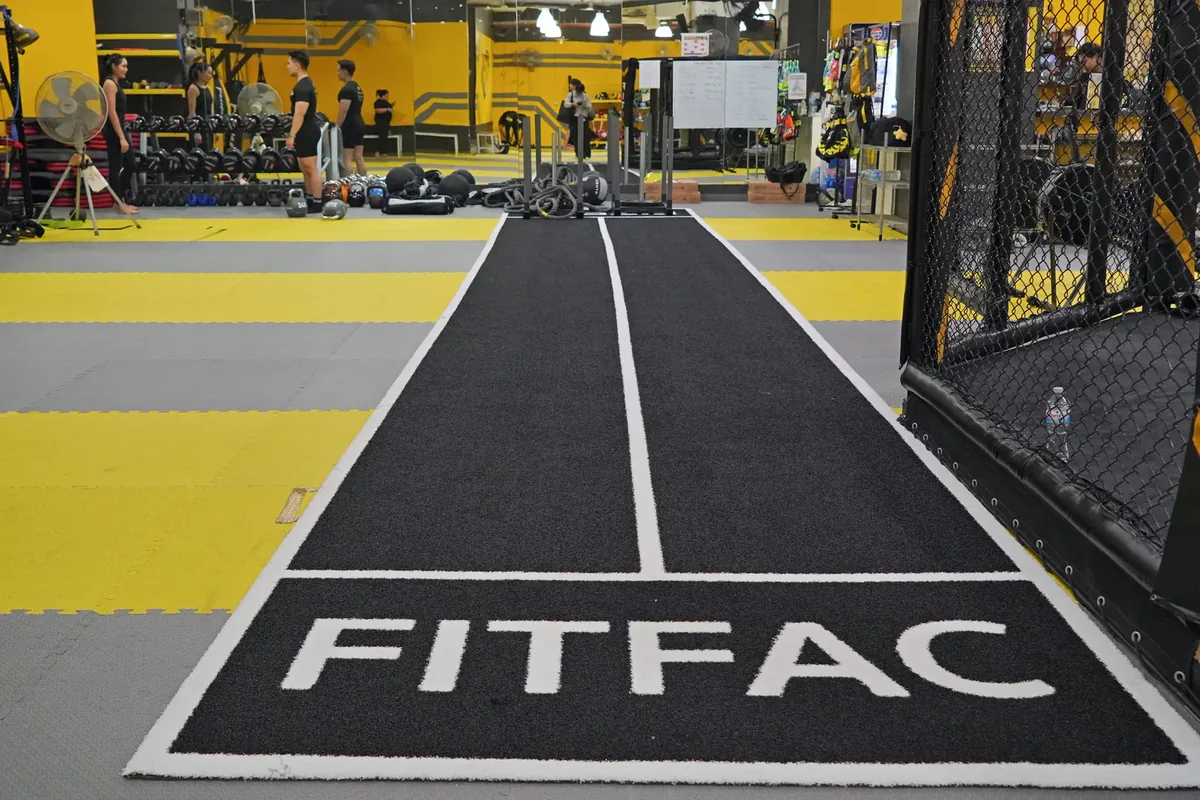 Lintasan sprint bertuliskan nama FITFAC — FITFAC Rama 9