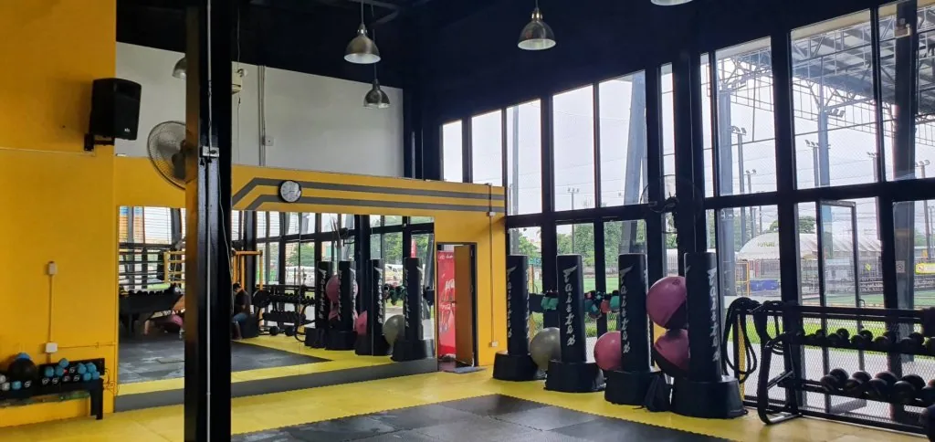 พื้นที่ฝึกกับกระสอบทรายและมุมโลโก้ FITFAC — FITFAC สาขารังสิต