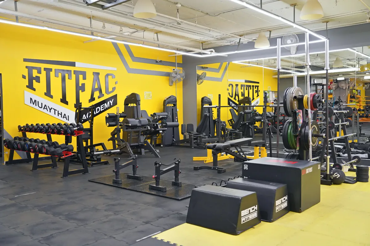 โซนเวทกับดัมเบลและม้านั่ง — FITFAC สาขาสาทร