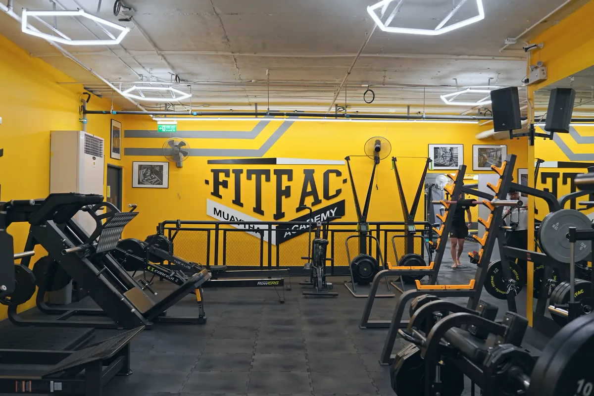 ห้องเครื่องเวทหน้าผนังโลโก้ FITFAC — FITFAC สาขาสาทร