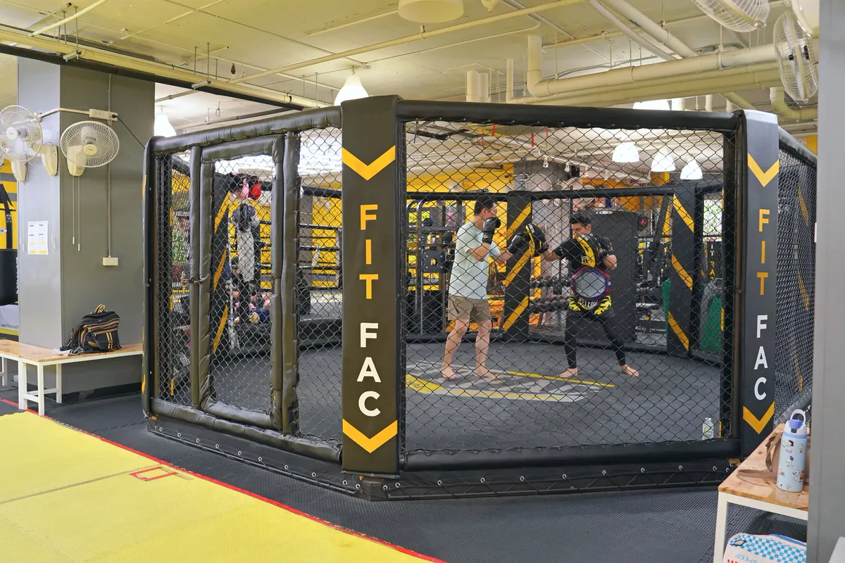 ซ้อมเตะเป้ากับครูมวยในกรงแปดเหลี่ยม — FITFAC สาขาสาทร