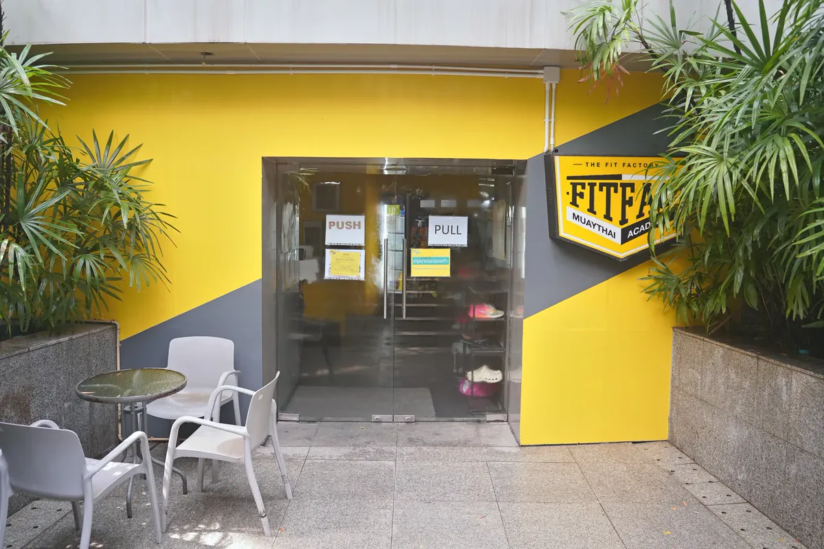 ทางเข้า FITFAC สาทร — FITFAC สาขาสาทร