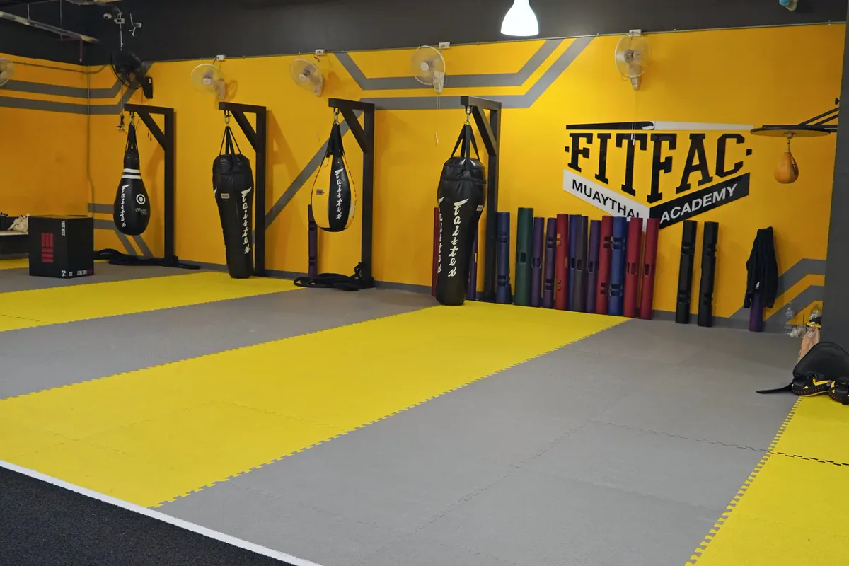 แถวกระสอบทรายหน้าผนังโลโก้ FITFAC — FITFAC สาขาสาทร