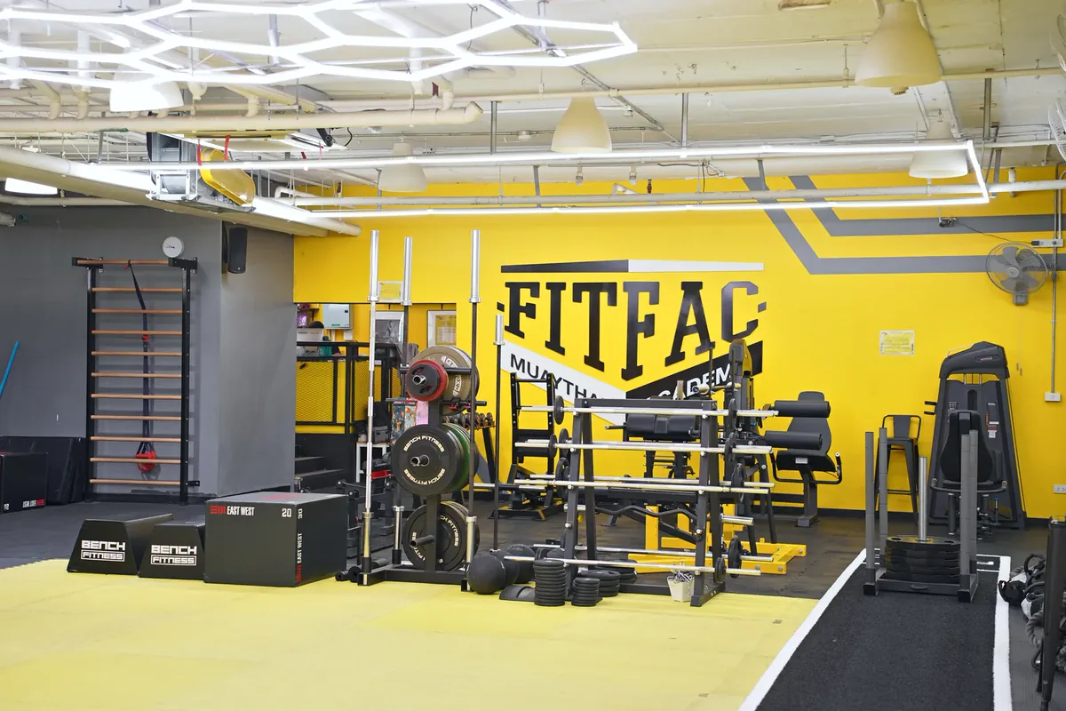 โซนฟังก์ชันนัลหน้าผนังโลโก้ FITFAC — FITFAC สาขาสาทร