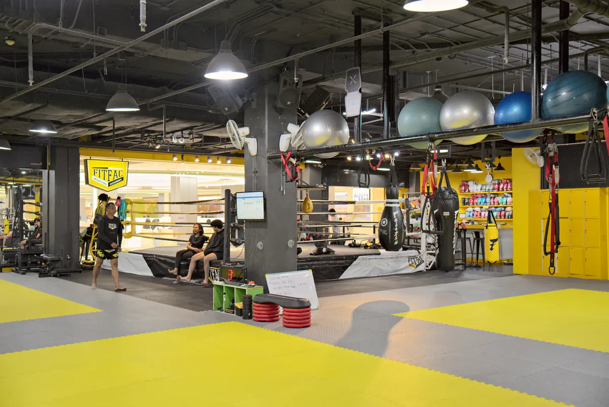Vista da academia para o ringue e a área de treino — FITFAC Srinakarin