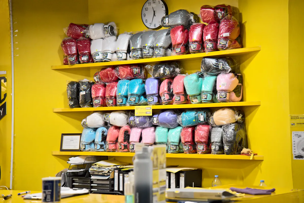 Prateleiras de luvas de todas as cores — FITFAC Srinakarin