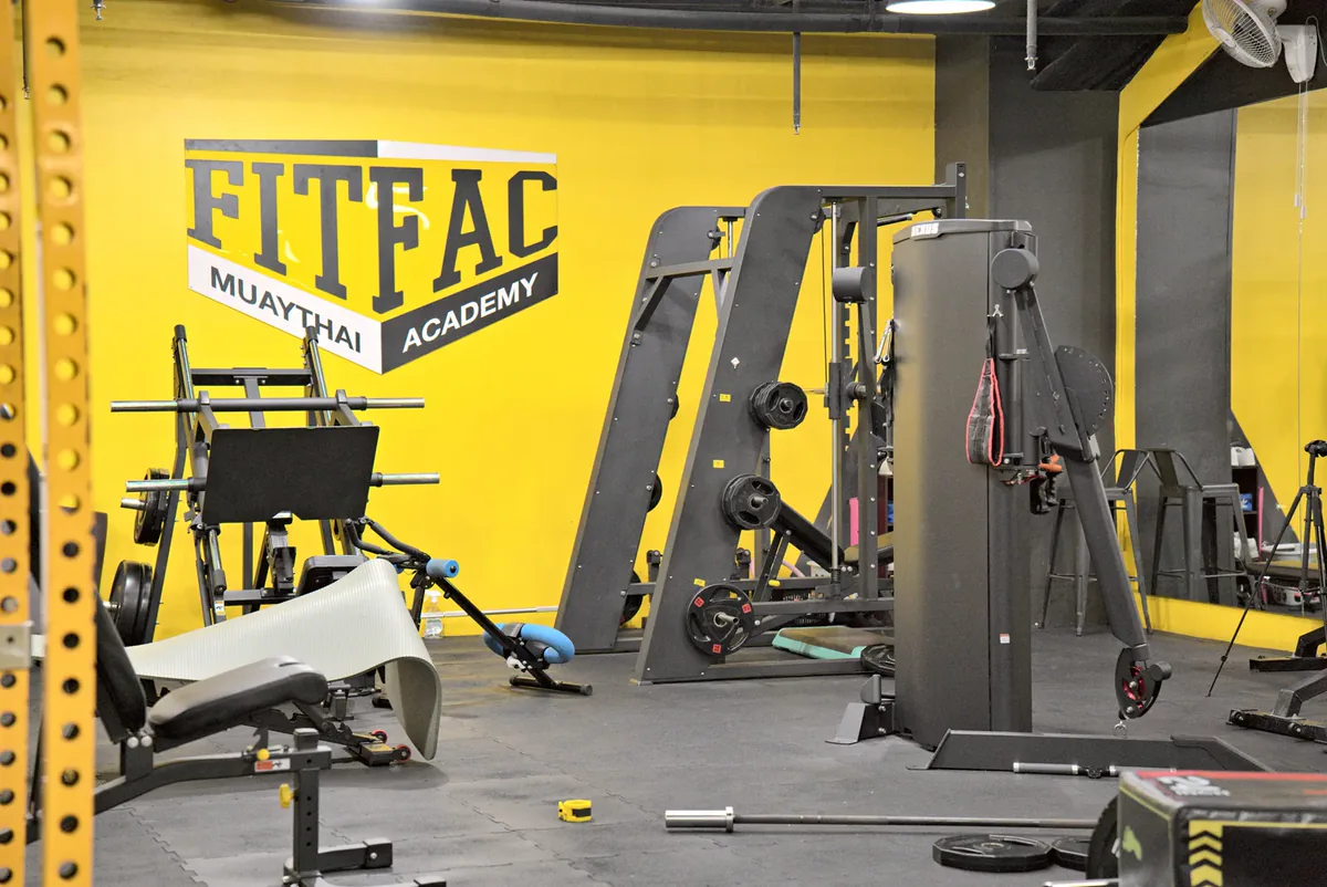 Máquinas de musculação em frente à parede da FITFAC — FITFAC Srinakarin