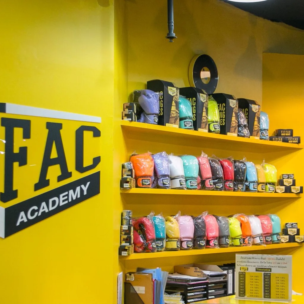 ชั้นวางนวมข้างโลโก้ FITFAC Academy — FITFAC สาขาศรีนครินทร์