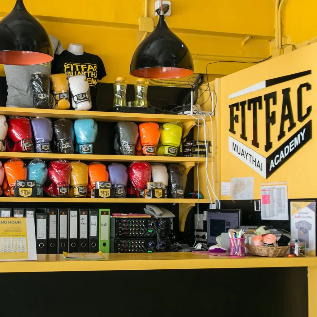 ชั้นวางนวมและเสื้อ FITFAC หลังเคาน์เตอร์ — FITFAC สาขาตลิ่งชัน