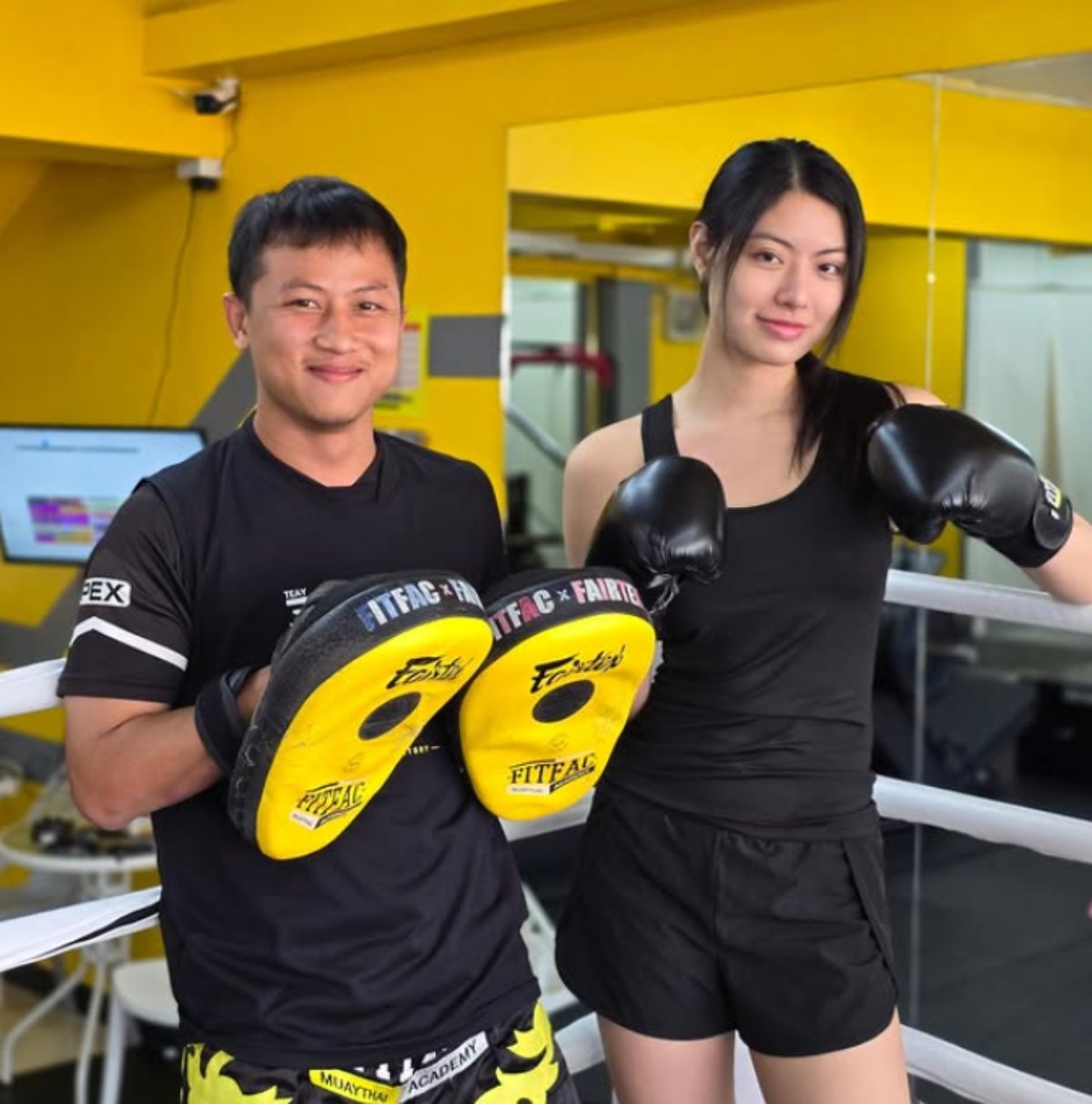ครูมวยและนักเรียน FITFAC บนเวที
